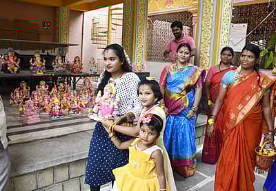 ಶಿವಮೊಗ್ಗ ಗಾಂಧಿಬಜಾರ್‌ನಲ್ಲಿ ಯುವತಿ ಗಣೇಶ ಮೂರ್ತಿ ಖರೀದಿಸಿ ಕೊಂಡ್ಯೊಯುತ್ತಿರುವುದು.