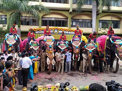 ಮೈಸೂರಿನ ಅರಣ್ಯ ಭವನದಿಂದ ಅರಮನೆಗೆ ಹೊರಟ ಗಜಪಡೆಗೆ ಅಧಿಕಾರಿಗಳು ಪೂಜೆ ಸಲ್ಲಿಸಿ ಬೀಳ್ಕೊಟ್ಟರು