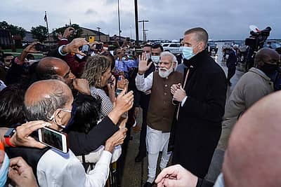 ಅಭಿಮಾನಿಗಳತ್ತ ಕೈಬೀಸಿದ ಪ್ರಧಾನಿ ಮೋದಿ