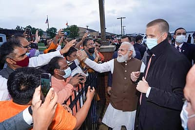 ಅಭಿಮಾನಿಗಳಿಗೆ ಹಸ್ತಲಾಘವ ನೀಡಿದ ಪ್ರಧಾನಿ ಮೋದಿ