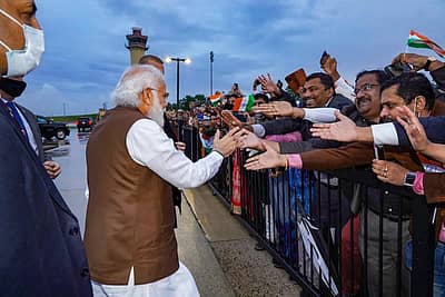 ಪ್ರಧಾನಿ ಮೋದಿಯನ್ನು ಬರಮಾಡಿಕೊಂಡ ಭಾರತೀಯ ಸಮುದಾಯ