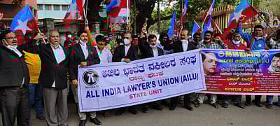 ಬೆಂಗಳೂರಿನ ಎಸ್‌ಬಿಎಂ ಸರ್ಕಲ್‌ನಲ್ಲಿ ಪ್ರತಿಭಟನೆ ನಡೆಸಿದ ವಕೀಲರು