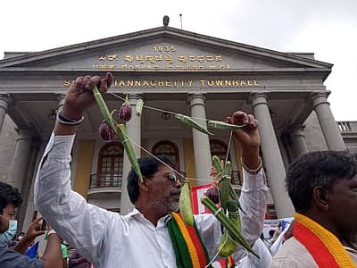 ತರಕಾರಿ ಹಿಡಿದು ಟೌನ್‌ಹಾಲ್‌ ಮುಂದೆ ಪ್ರತಿಭಟನೆ ನಡೆಸುತ್ತಿರುವ ರೈತರು