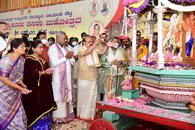ಚಾಮುಂಡಿಗೆ ಪುಷ್ಪಾರ್ಚನೆ ಮಾಡಿ ಮೈಸೂರು ದಸಾರಾಗೆ ಎಸ್.ಎಂ. ಕೃಷ್ಣ ಚಾಲನೆ