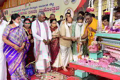 ಚಾಮುಂಡಿಗೆ ಪುಷ್ಪಾರ್ಚನೆ ಮಾಡಿ ಮೈಸೂರು ದಸಾರಾಗೆ ಎಸ್.ಎಂ. ಕೃಷ್ಣ ಚಾಲನೆ
