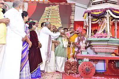 ಚಾಮುಂಡಿಗೆ ಪುಷ್ಪಾರ್ಚನೆ ಮಾಡಿ ಮೈಸೂರು ದಸಾರಾಗೆ ಎಸ್.ಎಂ. ಕೃಷ್ಣ ಚಾಲನೆ