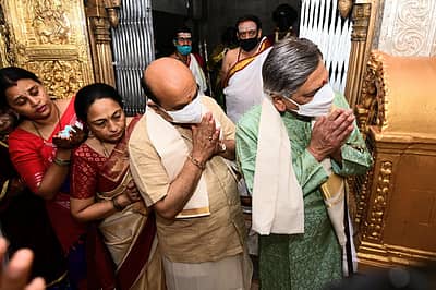 ಚಾಮುಂಡಿ ದರ್ಶನ ಪಡೆಯುತ್ತಿರುವ ಸಿಎಂ ಬೊಮ್ಮಾಯಿ, ಎಸ್.ಎಂ. ಕೃಷ್ಣ