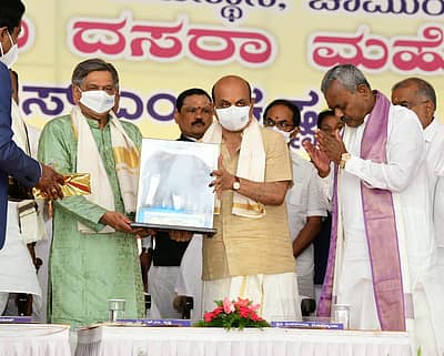 ಎಸ್.ಎಂ.ಕೃಷ್ಣ ಅವರಿಗೆ ಸ್ಮರಣಿಕೆ ನೀಡಿದ ಮುಖ್ಯಮಂತ್ರಿ‌ ಬಸವರಾಜ ಬೊಮ್ಮಾಯಿ