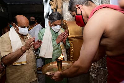 ಚಾಮುಂಡಿ ದರ್ಶನ ಪಡೆಯುತ್ತಿರುವ ಸಿಎಂ ಬೊಮ್ಮಾಯಿ, ಎಸ್.ಎಂ. ಕೃಷ್ಣ