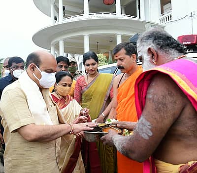 ಮಂಡ್ಯ: ಕೆಆರ್‌ಎಸ್‌ ಜಲಾಶಯದ ಬಳಿ ಇರುವ ಕಾವೇರಿ ತಾಯಿ ಪ್ರತಿಮೆಗೆ ಗುರುವಾರ ಬೆಳಿಗ್ಗೆ ಮುಖ್ಯಮಂತ್ರಿ ಬಸವರಾಜ ಬೊಮ್ಮಾಯಿ ದಂಪತಿ ವಿಶೇಷ ಪೂಜೆ ಸಲ್ಲಿಸಿದರು