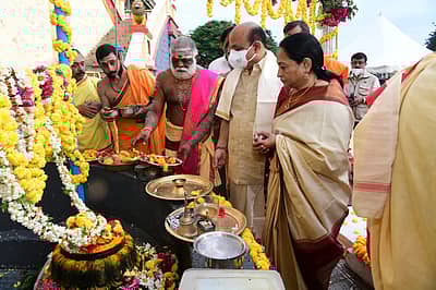 ಮಂಡ್ಯ: ಕೆಆರ್‌ಎಸ್‌ ಜಲಾಶಯದ ಬಳಿ ಇರುವ ಕಾವೇರಿ ತಾಯಿ ಪ್ರತಿಮೆಗೆ ಗುರುವಾರ ಬೆಳಿಗ್ಗೆ ಮುಖ್ಯಮಂತ್ರಿ ಬಸವರಾಜ ಬೊಮ್ಮಾಯಿ ದಂಪತಿ ವಿಶೇಷ ಪೂಜೆ ಸಲ್ಲಿಸಿದರು