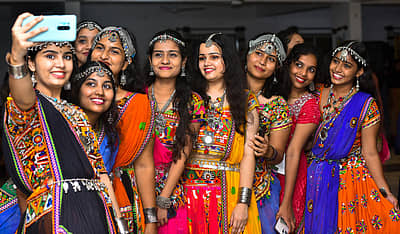 ತರುಣಿಯರು ಸಾಂಪ್ರದಾಯಿಕ ದಿರಿಸಿನಲ್ಲಿ ಸೆಲ್ಫಿ ಕ್ಲಿಕ್ಕಿಸಿಕೊಂಡರು. ಪ್ರಜಾವಾಣಿ ಚಿತ್ರಗಳು: ತಾಜುದ್ದೀನ್‌ ಆಜಾದ್‌