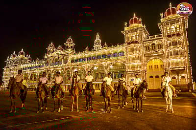 ಮೈಸೂರು ದಸರಾ ಸಂಭ್ರಮ: ಅಂಬಾ ವಿಲಾಸ ಅರಮನೆ ಮುಂದೆ ನಿಂತಿರುವ ಅಶ್ವ ದಳ– ಪ್ರಜಾವಾಣಿ ಚಿತ್ರಗಳು/ ಸವಿತಾ ಬಿ.ಆರ್‌.