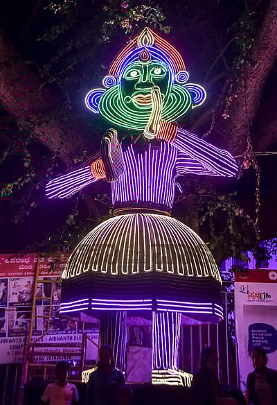 ಮೈಸೂರಿನ ರೈಲ್ವೆ ನಿಲ್ದಾಣದ ವೃತ್ತದ ಬಳಿ ನಿರ್ಮಿಸಿರುವ ಕಥಕ್ಕಳಿ ಮುಖವರ್ಣಿಕೆಯ ಪ್ರತಿಕೃತಿ
