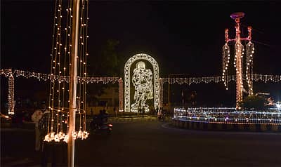 ಮೈಸೂರಿನ ಮಹಾರಾಜ ಕಾಲೇಜು ಮೈದಾನದ ಬಳಿ ನಿರ್ಮಿಸಿರುವ ಬೇಲೂರು ಶಿಲಾಬಾಲಿಕೆ ಪ್ರತಿಕೃತಿ