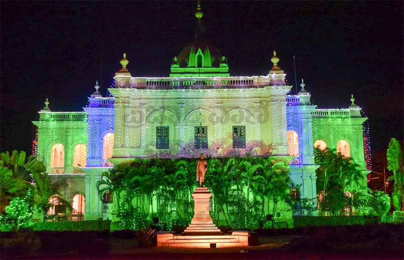 Mysuru Dasara | ಚಿತ್ರಗಳಲ್ಲಿ ನಾಡಹಬ್ಬದ ಸಂಭ್ರಮ: ಮೈಸೂರಿನ ಕಟ್ಟಡಗಳಿಗೆ ವಿದ್ಯುದ್ದೀಪಗಳ ಅಲಂಕಾರ
