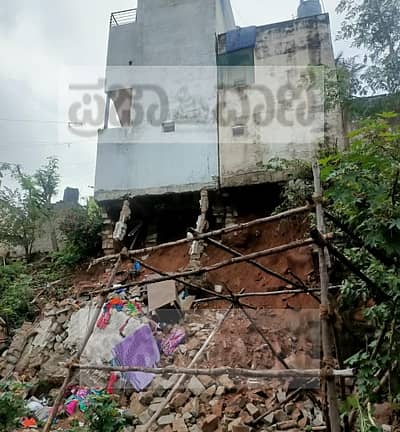 ಬೆಂಗಳೂರಿನ ಕಮಲಾನಗರದಲ್ಲಿ ಮೂರು ಅಂತಸ್ತಿನ ಕಟ್ಟಡವೊಂದು ವಾಲಿರುವ ದೃಶ್ಯ –ಪ್ರಜಾವಾಣಿ ಚಿತ್ರ / ರಂಜು ಪಿ