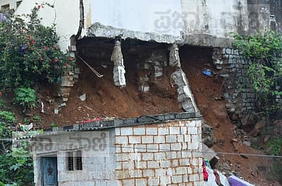 ಬೆಂಗಳೂರಿನ ಕಮಲಾನಗರದಲ್ಲಿ ಮೂರು ಅಂತಸ್ತಿನ ಕಟ್ಟಡವೊಂದು ವಾಲಿರುವ ದೃಶ್ಯ –ಪ್ರಜಾವಾಣಿ ಚಿತ್ರ / ರಂಜು ಪಿ