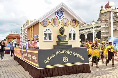 ಮೈಸೂರು ದಸರಾ: ಮೈಸೂರು ನಗಾಭಿವೃದ್ಧಿ ಪ್ರಾಧಿಕಾರದ ಸ್ತಬ್ಧಚಿತ್ರ – ‘ಗುಂಪು ಮನೆ ಯೋಜನೆ‘ – ಪ್ರಜಾವಾಣಿ ಚಿತ್ರ/ಬಿ.ಆರ್. ಸವಿತಾ