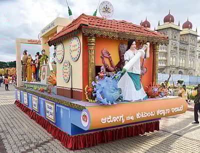 ಕೋವಿಡ್‌ ಮಾರ್ಗಸೂಚಿ ಕುರಿತ ಆರೋಗ್ಯ ಇಲಾಖೆಯ ಸ್ತಬ್ಧಚಿತ್ರ– ಪ್ರಜಾವಾಣಿ ಚಿತ್ರ/ಬಿ.ಆರ್. ಸವಿತಾ