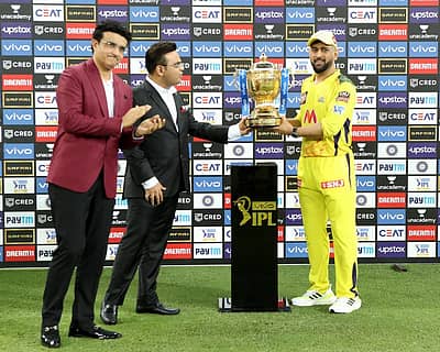 ಕೂಲ್ ಕ್ಯಾಪ್ಟನ್‌ ಧೋನಿಗೆ ಟ್ರೋಫಿ ಹಸ್ತಾಂತರ