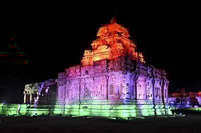 ಮೂರು ಬಣ್ಣಗಳ ವಿಶೇಷ ಬೆಳಕಿನ ವಿನ್ಯಾಸದಲ್ಲಿ ಬಾಗಲಕೋಟೆಯ ಪಟ್ಟದ ಕಲ್ಲು ಕಂಗೊಳಿಸಿತು