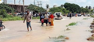 ಚಿಕ್ಕಬಳ್ಳಾಪುರ ಎಂಜಿ ರಸ್ತೆ ಮೂಲಕ ಗೌರಿಬಿದನೂರಿಗೆ ಹೋಗುವ ರಸ್ತೆ ಮಧ್ಯೆ ನೀರು ತುಂಬಿಕೊಂಡು ಕೆರೆಯಾಗಿ ಮಾರ್ಪಟ್ಟಿತ್ತು.