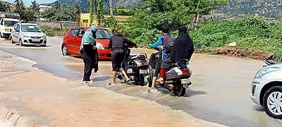 ರಸ್ತೆ ಮಧ್ಯೆ ನೀರು ತುಂಬಿಕೊಂಡಿದ್ದರಿಂದಾಗಿ ವಾಹನವನ್ನು ತಳ್ಳುತ್ತಾ ಸಾಗಿದ ಯುವತಿ