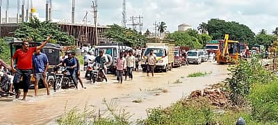 ರಸ್ತೆ ಮೇಲೆ ನೀರು ತುಂಬಿದ್ದರಿಂದ ಸಾಲುಗಟ್ಟಿ ನಿಂತಿದ್ದ ವಾಹನಗಳು