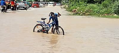 ರಸ್ತೆ ಮಧ್ಯೆ ನಿಂತಿರುವ ನೀರಿನಲ್ಲಿ ಸೈಕಲ್ ತೊಳೆಯುತ್ತಿದ್ದ ಬಾಲಕ