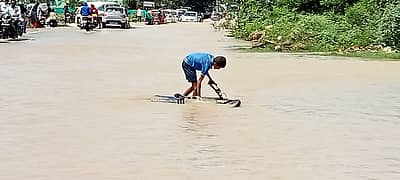 ರಸ್ತೆ ಮಧ್ಯೆ ನೀರು ತುಂಬಿಕೊಂಡಿದ್ದು, ಹುಡುಗನೊಬ್ಬ ತನ್ನ ಸೈಕಲ್ಲನ್ನು ನೀರಿನಲ್ಲಿ ತೊಳೆಯುತ್ತಿರುವ ದೃಶ್ಯ ಕಂಡುಬಂತು.