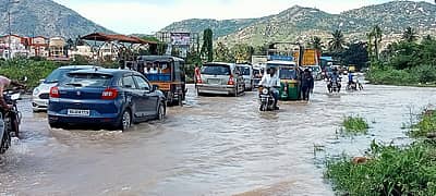 ನೀರಿನಲ್ಲೇ ಚಲಿಸುತ್ತಿದ್ದ ವಾಹನಗಳು
