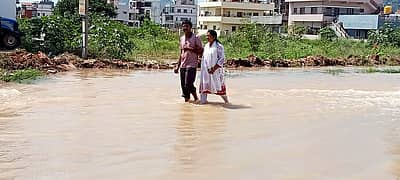 ಕೆರೆಯಂತಾಗಿದ್ದ ರಸ್ತೆಯಲ್ಲೇ ನಡೆದು ಹೋಗುತ್ತಿದ್ದ ಜೋಡಿ