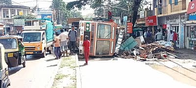 ನೀರು ನಿಂತಿದ್ದ ಪರಿಣಾಮ ಲಾರಿಯೊಂದು ಡಿವೈಡರ್ ಮೇಲೆ ಹತ್ತಿ ಪಲ್ಟಿ ಹೊಡೆದಿರುವ ದೃಶ್ಯ