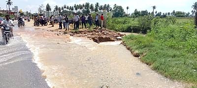 ರಭಸವಾಗಿ ರಸ್ತೆಯಿಂದ ಪಕ್ಕಕ್ಕೆ ಹರಿಯುತ್ತಿದ್ದ ನೀರನ್ನು ನೋಡುತ್ತಿದ್ದ ಸಾರ್ವಜನಿಕರು