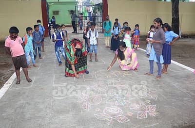 ಚಾಮರಾಜನಗರದಲ್ಲಿ ಶಾಲೆ ಮುಂದೆ ರಂಗೋಲಿ ಹಾಕಿ ವಿದ್ಯಾರ್ಥಿಗಳಿಗೆ ಸ್ವಾಗತ