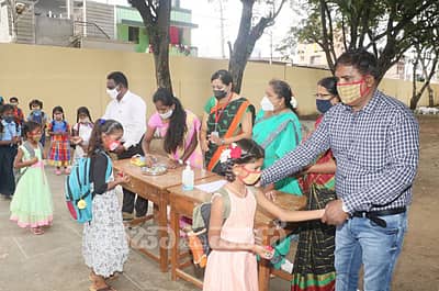 ಚಾಮರಾಜನಗರದಲ್ಲಿ ಶಾಲೆಗೆ ಬಂದ ಚಿಣ್ಣರು