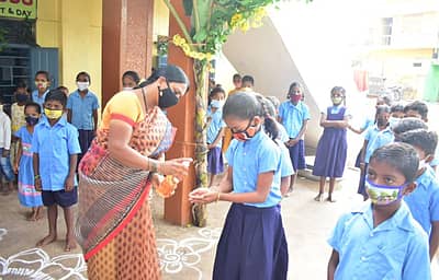 ವಿಜಯನಗರ ಜಿಲ್ಲೆಯ ಹೊಸಪೇಟೆಯ ಶಾಲೆಯೊಂದರಲ್ಲಿ ವಿದ್ಯಾರ್ಥಿಗಳನ್ನು ಸ್ವಾಗತಿಸಲಾಯಿತು