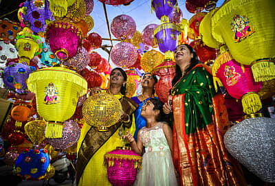 ದೀಪಾವಳಿಯ ಅಂಗವಾಗಿ ಮಂಗಳವಾರ ಕಲಬುರಗಿಯ ಮಾರುಕಟ್ಟೆಯ ಬಳಿ ಮಹಿಳೆಯರು ಬಣ್ಣ ಬಣ್ಣದ ಆಕಾಶಬುಟ್ಟಿಗಳ ಖರೀದಿಯಲ್ಲಿ ತೊಡಗಿದ್ದ ಕ್ಷಣ –ಪ್ರಜಾವಾಣಿ ಚಿತ್ರ: ತಾಜುದ್ದೀನ್ ಆಜಾದ್