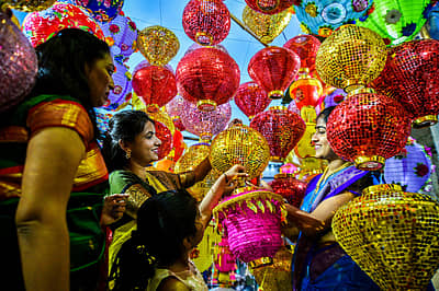 ದೀಪಾವಳಿಯ ಅಂಗವಾಗಿ ಮಂಗಳವಾರ ಕಲಬುರಗಿಯ ಮಾರುಕಟ್ಟೆಯ ಬಳಿ ಮಹಿಳೆಯರು ಬಣ್ಣ ಬಣ್ಣದ ಆಕಾಶಬುಟ್ಟಿಗಳ ಖರೀದಿಯಲ್ಲಿ ತೊಡಗಿದ್ದ ಕ್ಷಣ –ಪ್ರಜಾವಾಣಿ ಚಿತ್ರ: ತಾಜುದ್ದೀನ್ ಆಜಾದ್