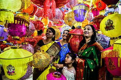 ದೀಪಾವಳಿಯ ಅಂಗವಾಗಿ ಮಂಗಳವಾರ ಕಲಬುರಗಿಯ ಮಾರುಕಟ್ಟೆಯ ಬಳಿ ಮಹಿಳೆಯರು ಬಣ್ಣ ಬಣ್ಣದ ಆಕಾಶಬುಟ್ಟಿಗಳ ಖರೀದಿಯಲ್ಲಿ ತೊಡಗಿದ್ದ ಕ್ಷಣ –ಪ್ರಜಾವಾಣಿ ಚಿತ್ರ: ತಾಜುದ್ದೀನ್ ಆಜಾದ್