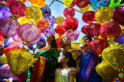 ದೀಪಾವಳಿಯ ಅಂಗವಾಗಿ ಮಂಗಳವಾರ ಕಲಬುರಗಿಯ ಮಾರುಕಟ್ಟೆಯ ಬಳಿ ಮಹಿಳೆಯರು ಬಣ್ಣ ಬಣ್ಣದ ಆಕಾಶಬುಟ್ಟಿಗಳ ಖರೀದಿಯಲ್ಲಿ ತೊಡಗಿದ್ದ ಕ್ಷಣ –ಪ್ರಜಾವಾಣಿ ಚಿತ್ರ: ತಾಜುದ್ದೀನ್ ಆಜಾದ್