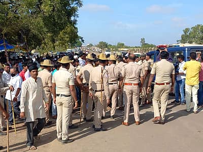 ಸಿಂದಗಿ ಉಪ ಚುನಾವಣೆ ಮತ ಎಣಿಕೆ ನಡೆಯುತ್ತಿರುವ ವಿಜಯಪುರದ ಸೈನಿಕ್ ಶಾಲೆಯ ಮುಂಭಾಗ ಪೊಲೀಸರ ಭದ್ರತೆ