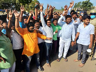 ಸಿಂದಗಿ ಉಪ ಚುನಾವಣೆ ಮತ ಎಣಿಕೆ ನಡೆಯುತ್ತಿರುವ ವಿಜಯಪುರದ ಸೈನಿಕ್ ಶಾಲೆ ಆವರಣದ ಹೊರಗಿನ ದೃಶ್ಯ