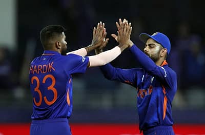 ಹಾರ್ದಿಕ್ ಪಾಂಡ್ಯ ಜೊತೆ ನಾಯಕ ವಿರಾಟ್ ಕೊಹ್ಲಿ ಸಂಭ್ರಮ