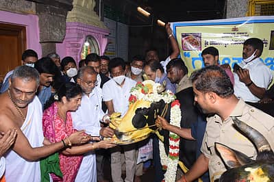 ಶಾಸಕ ಜಿ.ಟಿ.ದೇವೇಗೌಡ ಅವರಿಂದ ಗೋ ಪೂಜೆ