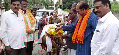 ಹರಳುಕೋಟೆಯ ಜನಾರ್ದನಸ್ವಾಮಿ ದೇವಾಲಯದಲ್ಲಿ ಗೋ ಪೂಜೆ
