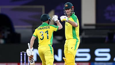 ಆಕರ್ಷಕ ಅರ್ಧಶತಕ ಗಳಿಸಿದ ಡೇವಿಡ್ ವಾರ್ನರ್‌ಗೆ (53) ಮಿಚೆಲ್ ಮಾರ್ಷ್ ಅಭಿನಂದನೆ