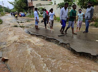 ಬೆಂಗಳೂರಿನ ಸಿಂಗಪುರ ಕೆರೆ ಕೋಡಿ ಒಡೆದು ರಸ್ತೆಗಳಿಗೆ ನೀರು ನುಗ್ಗಿರುವುದು – ಪ್ರಜಾವಾಣಿ ಚಿತ್ರ