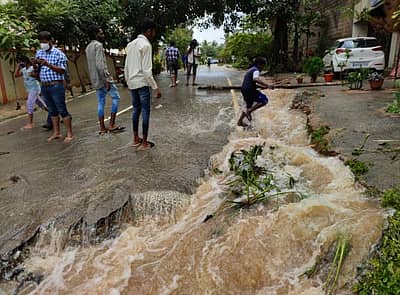 ಬೆಂಗಳೂರಿನ ಸಿಂಗಪುರ ಕೆರೆ ಕೋಡಿ ಒಡೆದು ರಸ್ತೆಗಳಿಗೆ ನೀರು ನುಗ್ಗಿರುವುದು – ಪ್ರಜಾವಾಣಿ ಚಿತ್ರ